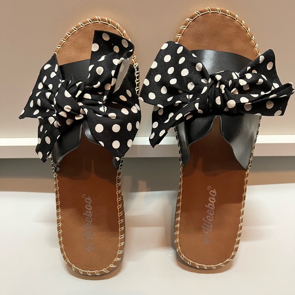 Weeboo Slides with Polka Dotted Ribbon Bow - Picture 1 of 4